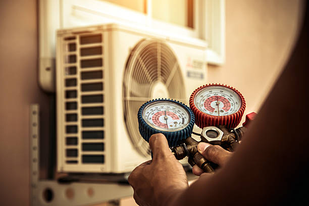 Professional Hvac technician working in Cleveland, MS